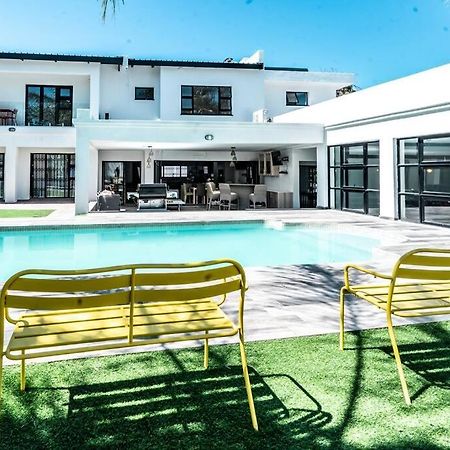 Private Modern 10 Bdrm Home Tucked Away In Sandton Йоханнесбург Экстерьер фото