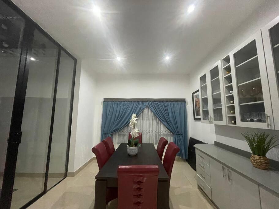 Private Modern 10 Bdrm Home Tucked Away In Sandton Йоханнесбург Экстерьер фото