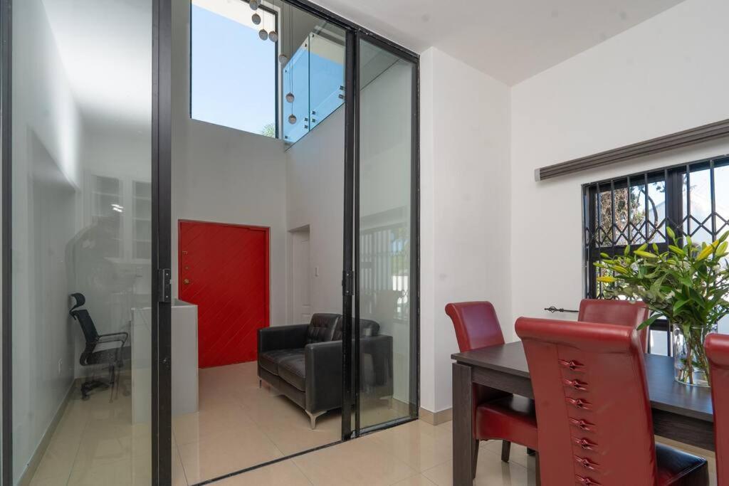 Private Modern 10 Bdrm Home Tucked Away In Sandton Йоханнесбург Экстерьер фото