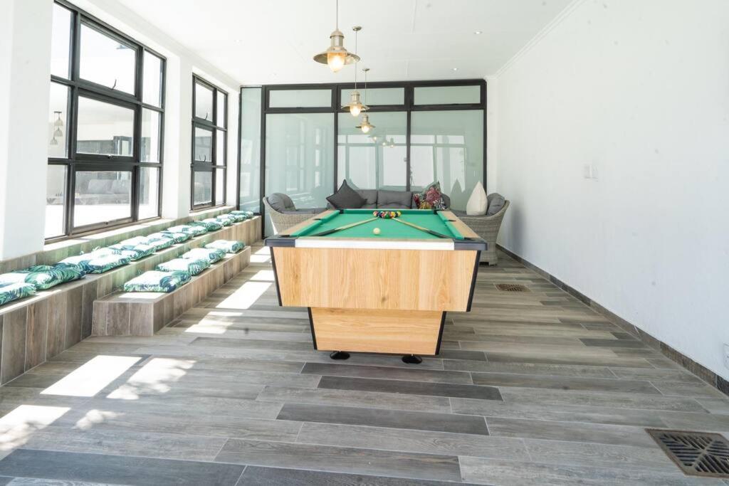 Private Modern 10 Bdrm Home Tucked Away In Sandton Йоханнесбург Экстерьер фото