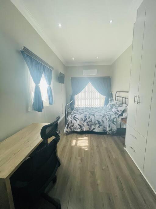 Private Modern 10 Bdrm Home Tucked Away In Sandton Йоханнесбург Экстерьер фото
