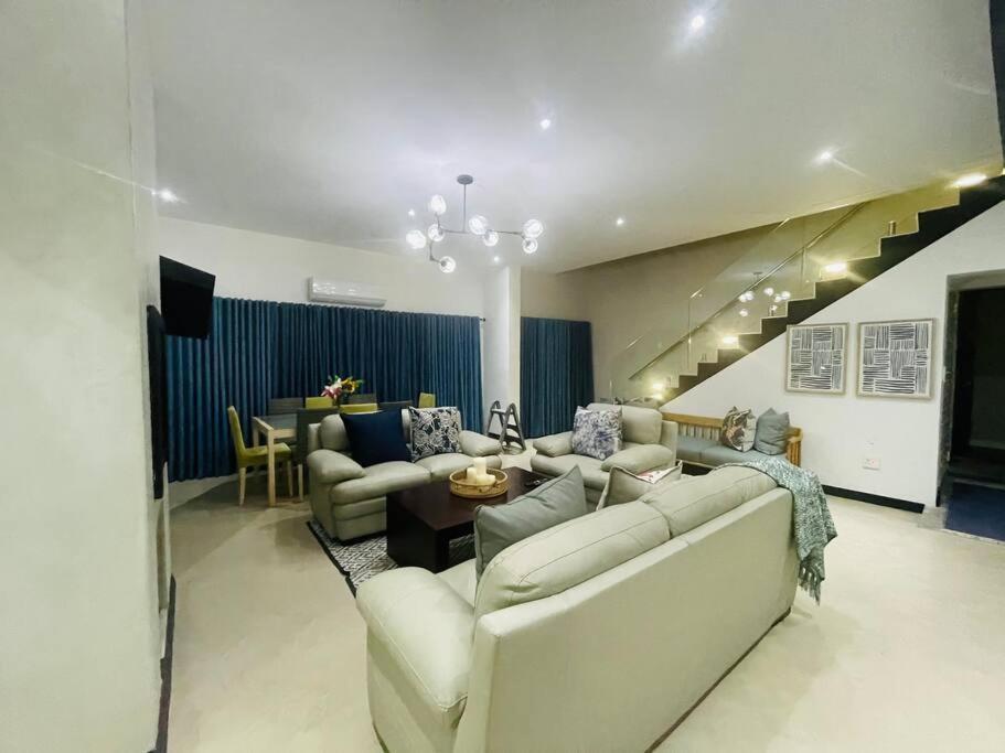 Private Modern 10 Bdrm Home Tucked Away In Sandton Йоханнесбург Экстерьер фото