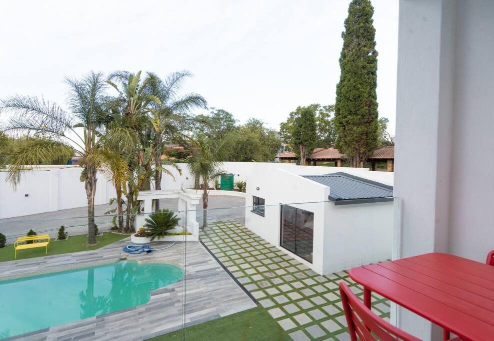 Private Modern 10 Bdrm Home Tucked Away In Sandton Йоханнесбург Экстерьер фото