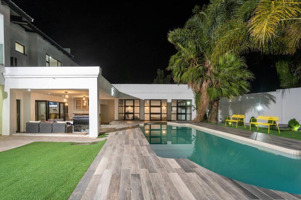 Private Modern 10 Bdrm Home Tucked Away In Sandton Йоханнесбург Экстерьер фото