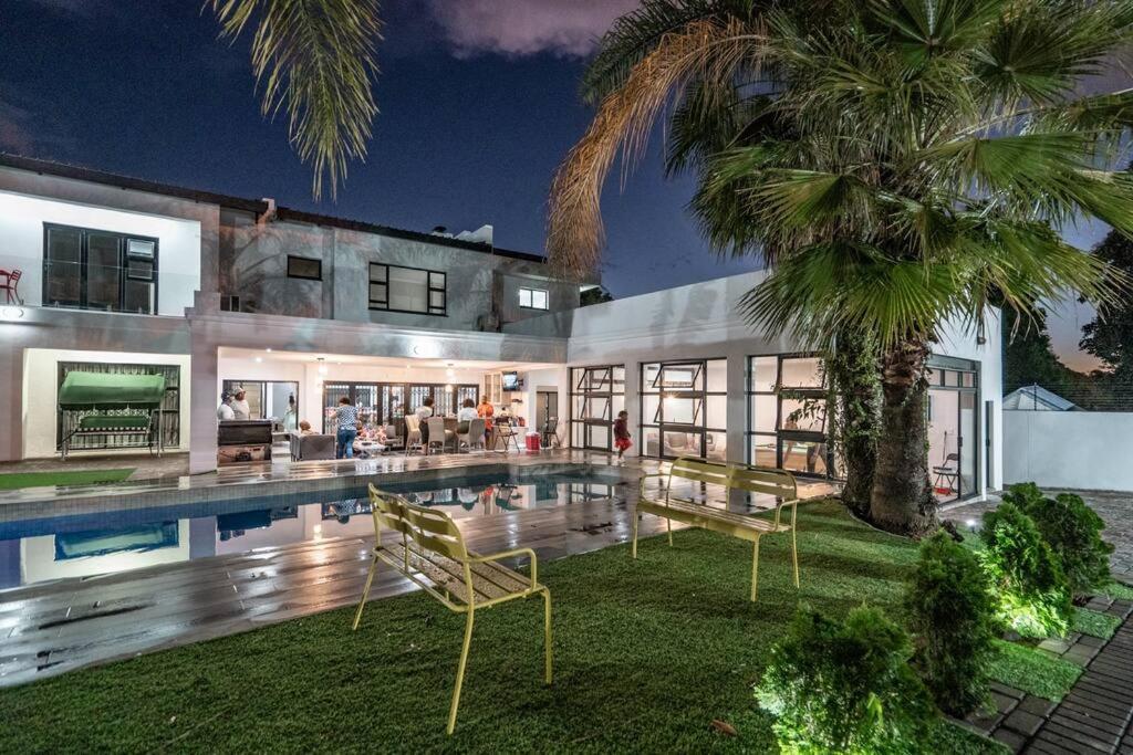 Private Modern 10 Bdrm Home Tucked Away In Sandton Йоханнесбург Экстерьер фото