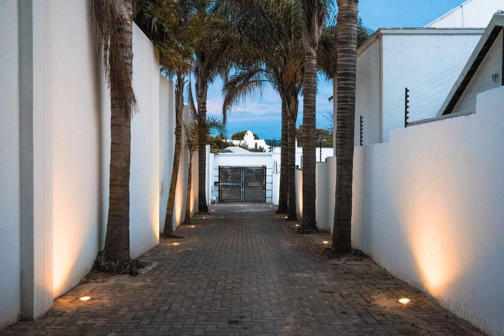 Private Modern 10 Bdrm Home Tucked Away In Sandton Йоханнесбург Экстерьер фото