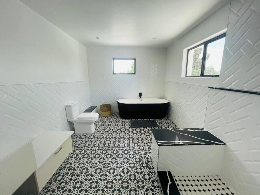 Private Modern 10 Bdrm Home Tucked Away In Sandton Йоханнесбург Экстерьер фото