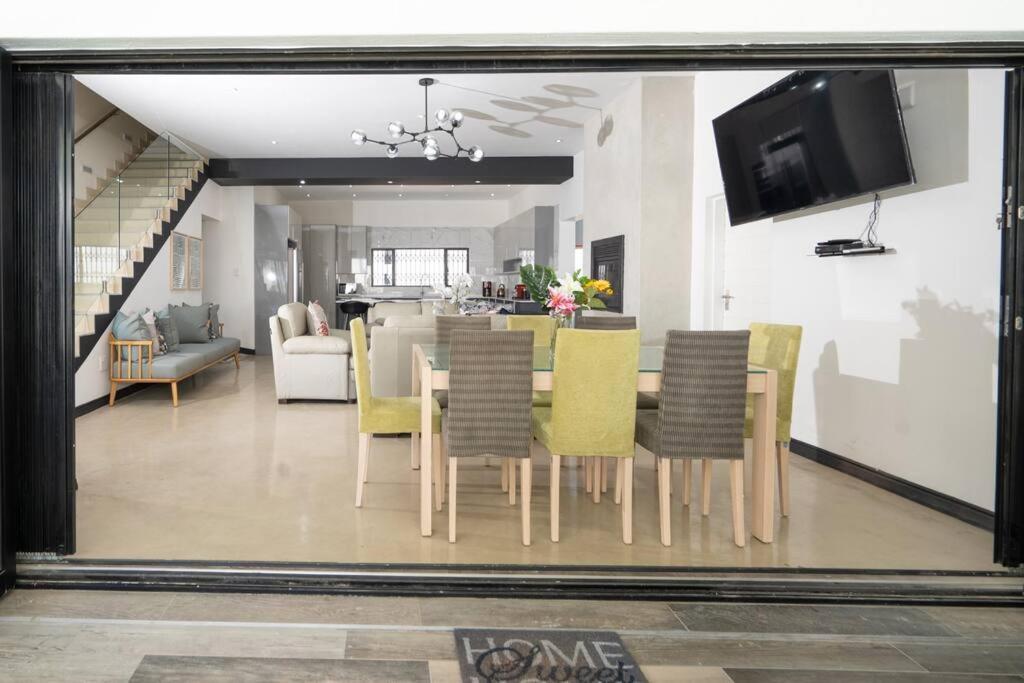 Private Modern 10 Bdrm Home Tucked Away In Sandton Йоханнесбург Экстерьер фото