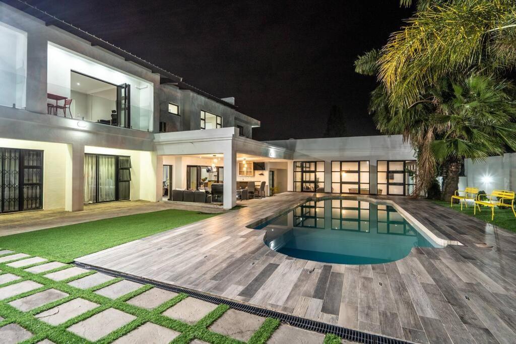 Private Modern 10 Bdrm Home Tucked Away In Sandton Йоханнесбург Экстерьер фото