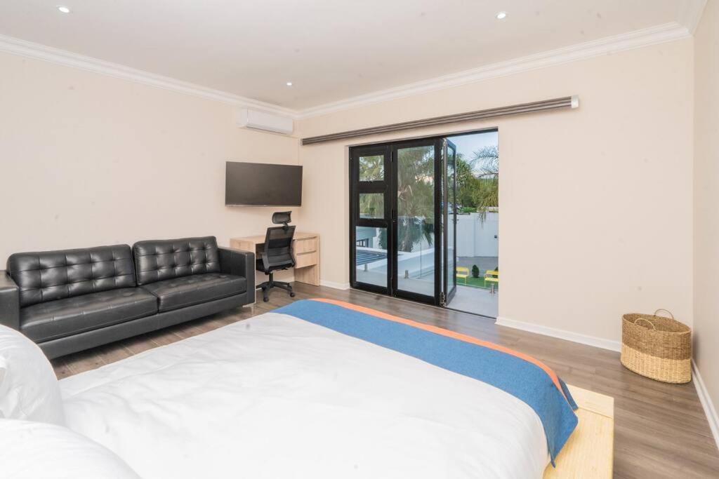 Private Modern 10 Bdrm Home Tucked Away In Sandton Йоханнесбург Экстерьер фото