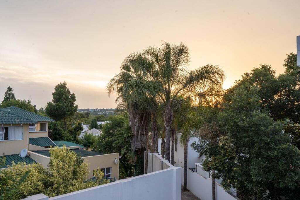 Private Modern 10 Bdrm Home Tucked Away In Sandton Йоханнесбург Экстерьер фото