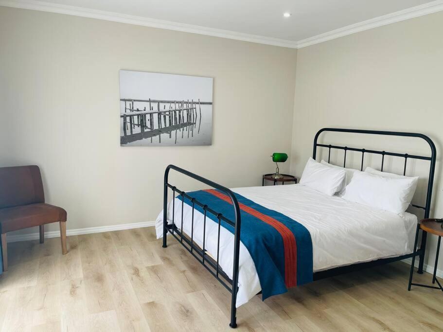 Private Modern 10 Bdrm Home Tucked Away In Sandton Йоханнесбург Экстерьер фото