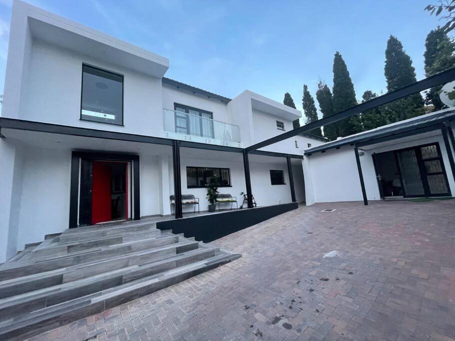 Private Modern 10 Bdrm Home Tucked Away In Sandton Йоханнесбург Экстерьер фото