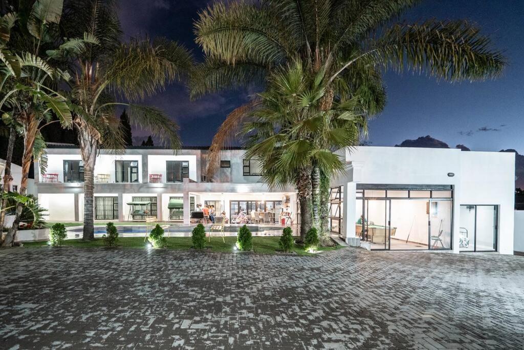 Private Modern 10 Bdrm Home Tucked Away In Sandton Йоханнесбург Экстерьер фото