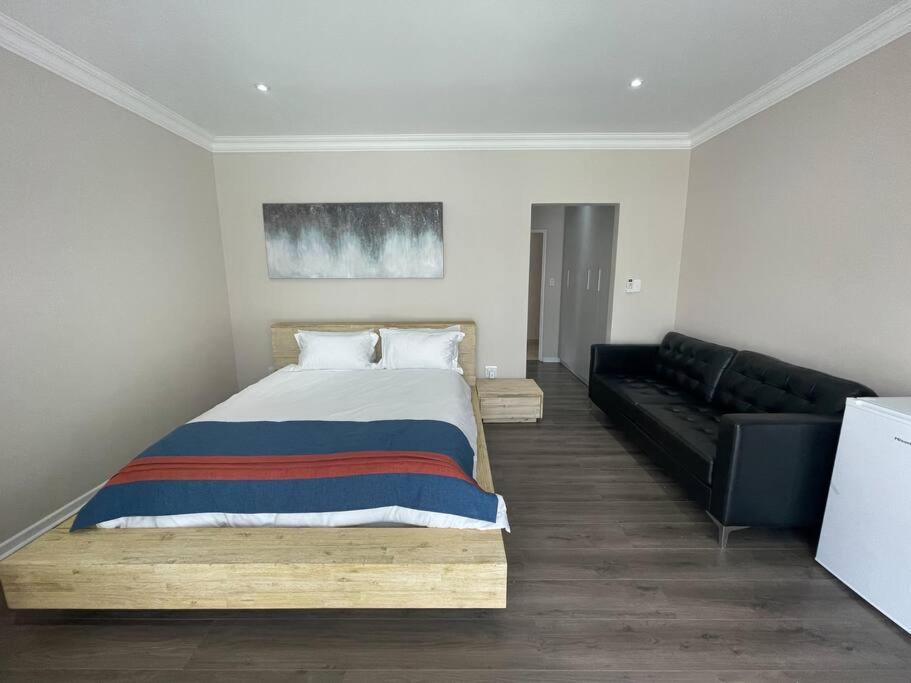 Private Modern 10 Bdrm Home Tucked Away In Sandton Йоханнесбург Экстерьер фото