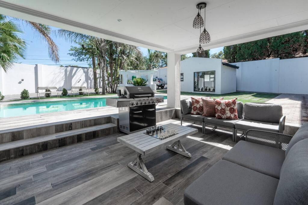 Private Modern 10 Bdrm Home Tucked Away In Sandton Йоханнесбург Экстерьер фото